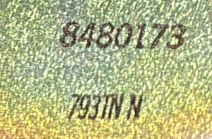 Nummer 8480173 auf der Rückseite des Magneten eines B&O 8480173-Tieftöners