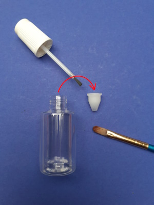 The glue can also be used with a different brush than the one supplied with the bottle. To do this, remove the 'stopper' in the neck of the bottle - then a brush with a wider handle can be used.