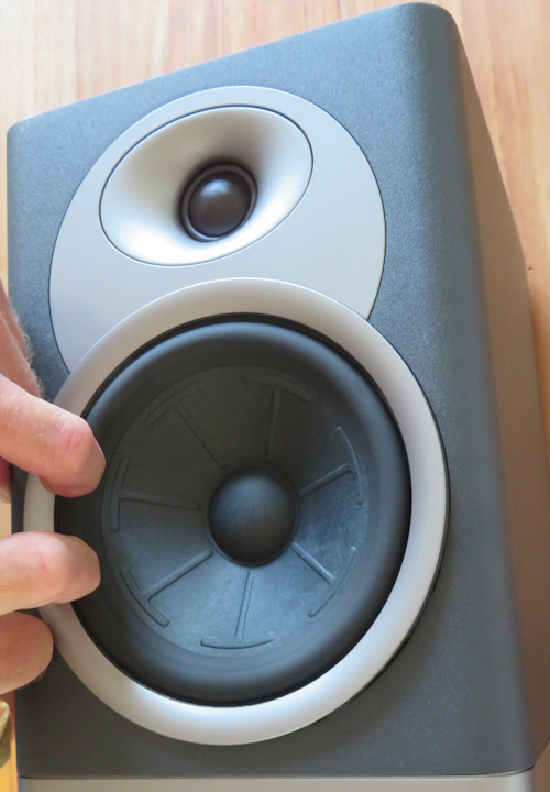 The Jamo Studio7 woofer is accessible under the decorative edge. The decorative ring can be removed by pulling it straight up (pull on the inside).