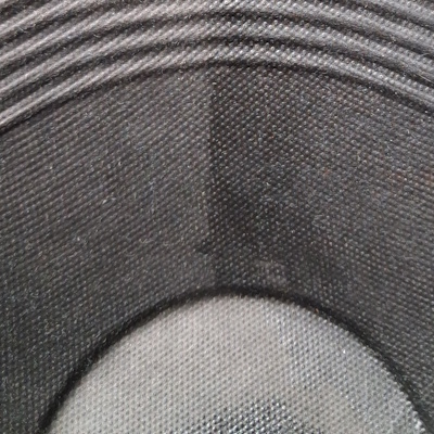 Papieren conus voor- en na (rechts) de behandeling met de coating.