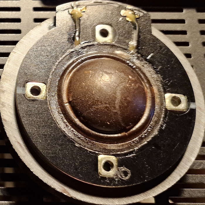 Die Kalotte weist mehrere breite Risse in der Beschichtung auf, die größer als 1 bis 2 mm sind. Entfernen Sie zunächst die alte Beschichtung, bevor Sie die neue auftragen.