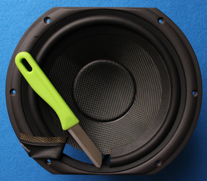 Der Wharfedale Diamond 9.6 Sicke ertausch: Eventuelle Sickereste am Rahmen lassen sich am besten mit einem Messer entfernen.