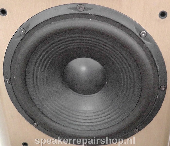 JBL A2208A Tieftöner ausgestattet mit einer neuen Gummi-Sicke