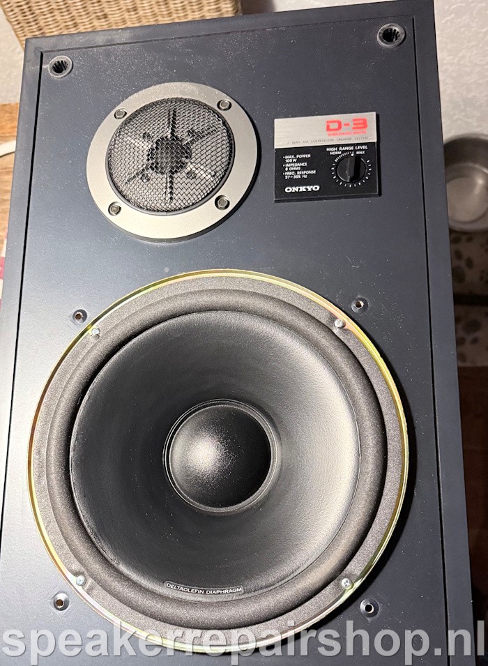 Der Tieftöner des Onkyo D-3-Lautsprechers wurde mit einer neuen Schaumstoffsicke versehen.