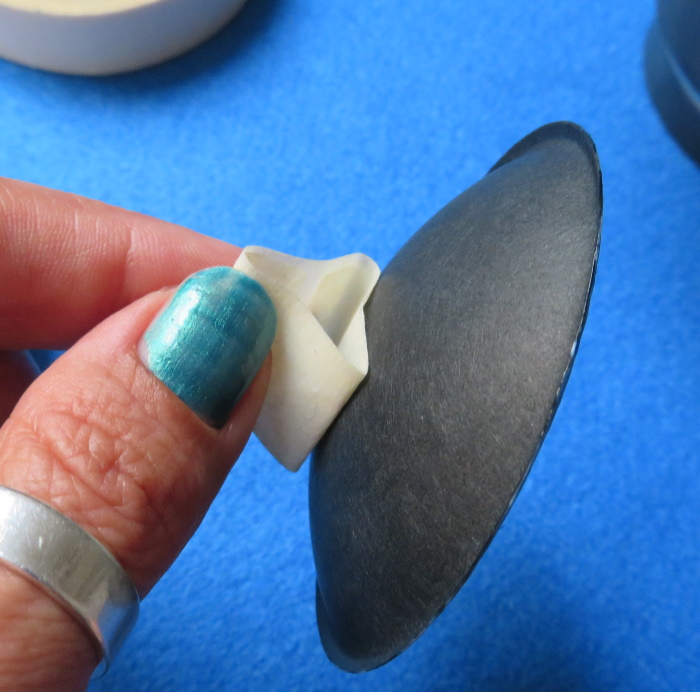 Ersatz der Lautsprecher-Staubkappe - Fassen Sie das Klebeband an, damit Sie die neue Kappe leicht halten können.