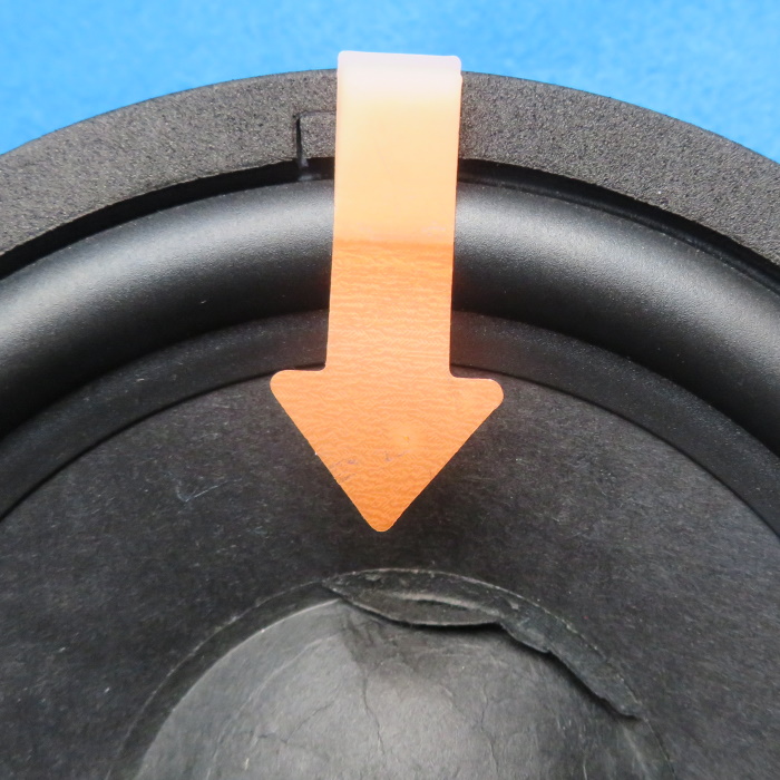 Ersatz der Lautsprecher-Staubkappe - Bewegen Sie die Staubschutzkappe beim Entfernen immer von außen in Pfeilrichtung in die Mitte.