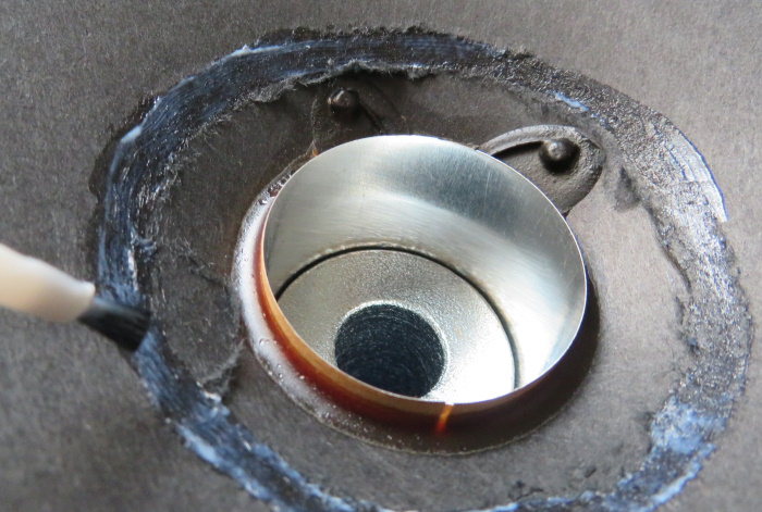Ersatz der Lautsprecher-Staubkappe - Klebstoff auf den Kegel des Lautsprechers tragen
