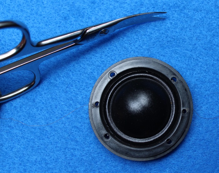 B&W N801S (TS26 80) Hochtöner Reparatur: Entfernen Sie nun überschüssiges Material um die Schraubenlöcher und die gebohrten Löcher herum