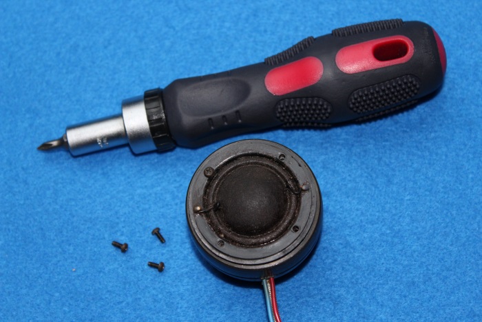 B&W N801S (TS26 80) Hochtöner Reparatur: Schrauben Sie die Membranschrauben ab, nachdem der Hochtöner aus dem Gehäuse entfernt wurde