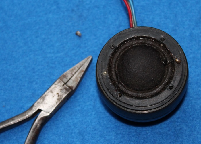 B&W N801S (TS26 80) Hochtöner Reparatur: Entfernen Sie nun die Zinnbirnen (die die Vorderseite der Membrandrähte verbinden)