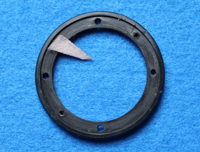 B&W N801S (TS26 80) Hochtöner Reparatur: Entfernen Sie die Kleberückstände von der Kunststoffplatte