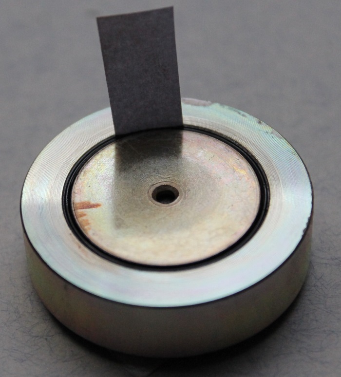  B&W CDM1 (ZZ9989 / ZZ09989) Hochtöner Reparatur: Wenn zu viel im Luftspalt ist, ein Stück Papier in das Ferrofluid einlegen