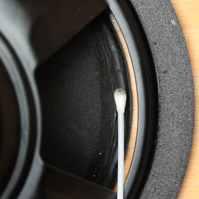 Reinigen Sie die Rückseite des Lautsprecherkegels, bevor Sie eine neue Schaumstoffsicke installieren