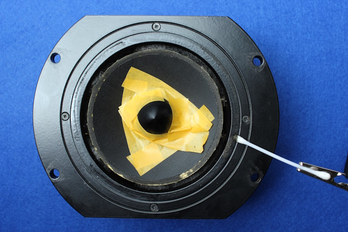 Neue Schaumstoffsicke für Genelec M604289631 Tieftöner - Den Bereich um die Staubschutzkappe mit Malerband sicher abdichten