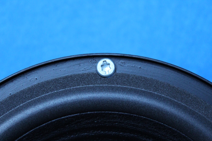 Schaumstoffsicke mit ausgeschnittener kreisförmiger Aussparung für die Schraube, dabei die Schraube auf der Schaumstoffsicke nicht beschädigen