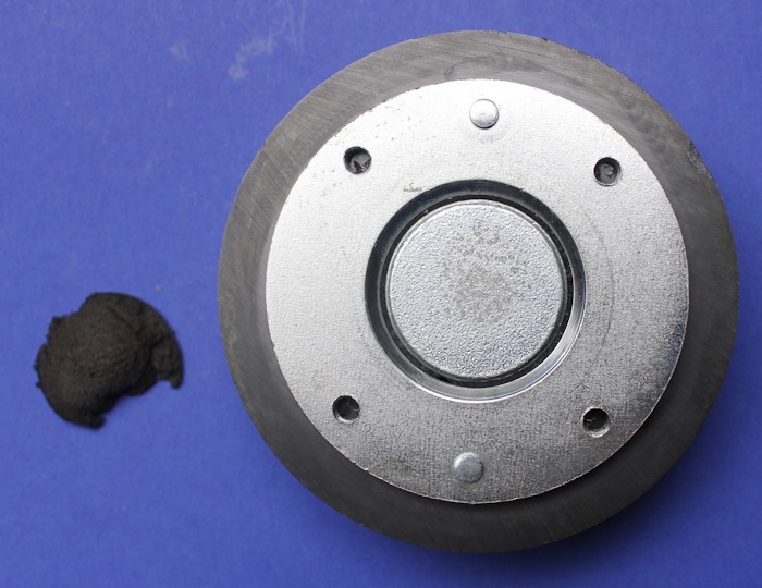 Dome tweeter from which the half-decayed damper / absorber has been removed