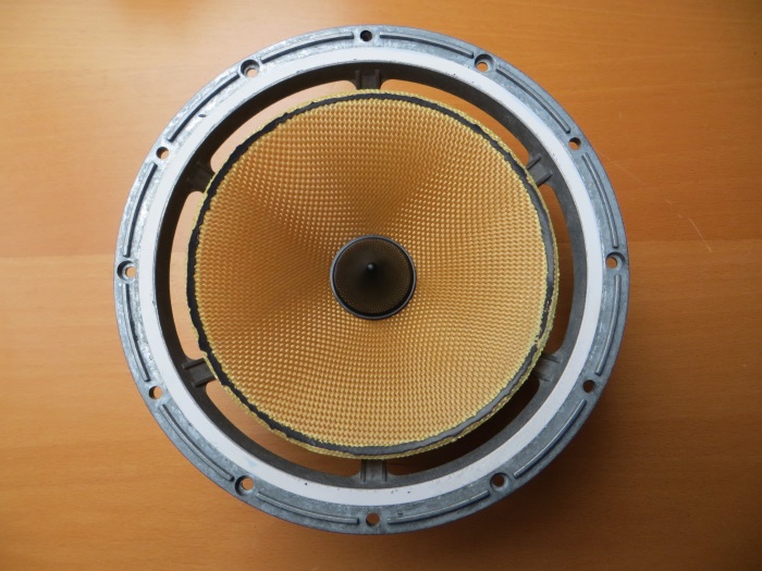 B&W ZZ11436 repair: remove the rubber surround from the speaker frame