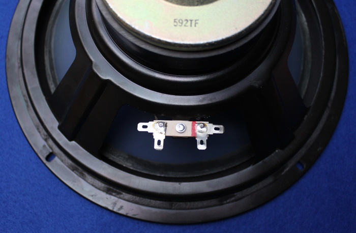 Refoaming the woofer with spacers (shims): Mark the positive pole of the loudspeaker terminal