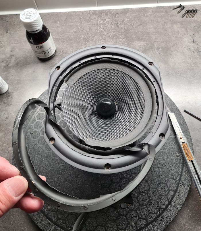 Wharfedale Diamond 9.4 woofer (model 17158), the broken rubber surround is removed