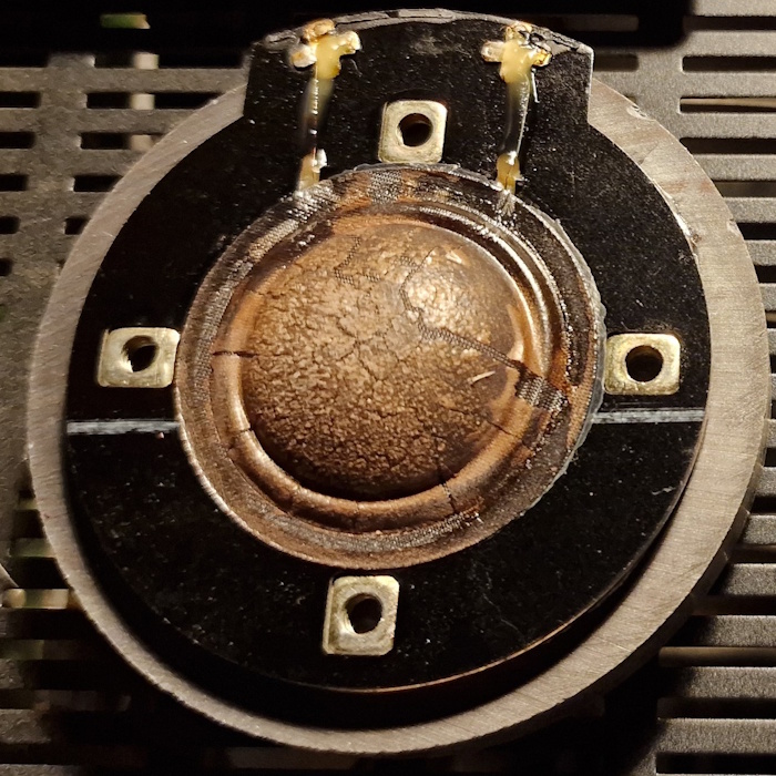 De dome heeft zo goed als ontelbare kleinere en grotere plekjes waar de coating is beschadigd. Verwijder eerste de oude coating alvorens de nieuwe aan te brengen.