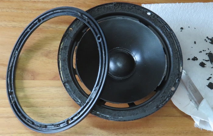 JBL A0306 woofer reparatie: sierrand is los en oude foamrand deels verijderd