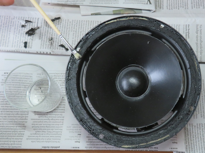 JBL A0306 woofer reparatie:  verzwak lijm op het frame met alcohol, spiritus of thinner