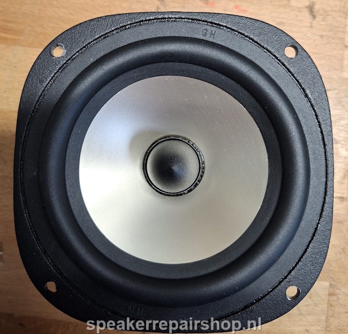 Floating systems Cameleon Queen 1075042204 / Y14-04-04 woofer voorzien van een nieuwe rubber rand