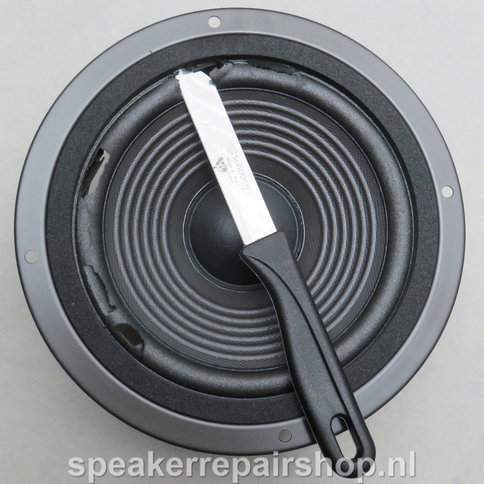 JBL 406 603TNI woofer - de sierrand (gasket) word zo verwijderd dat deze hergebruikt kan worden