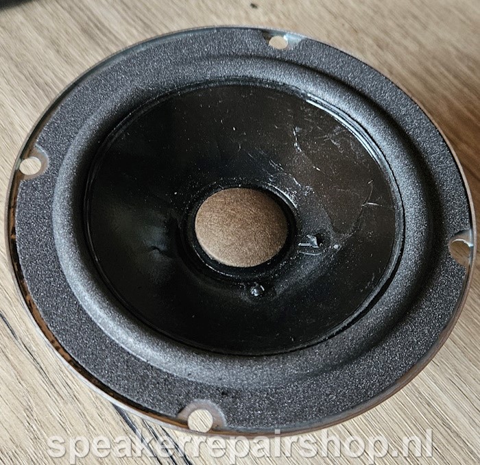 JBL Control 1 woofer voorzien van een nieuwe foamrand