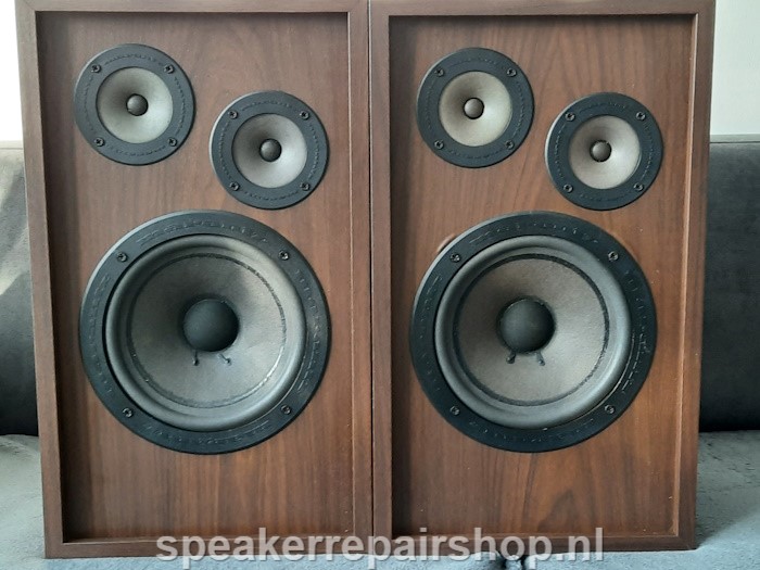 Marantz model 900, woofer voorzien van een nieuwe foamrand