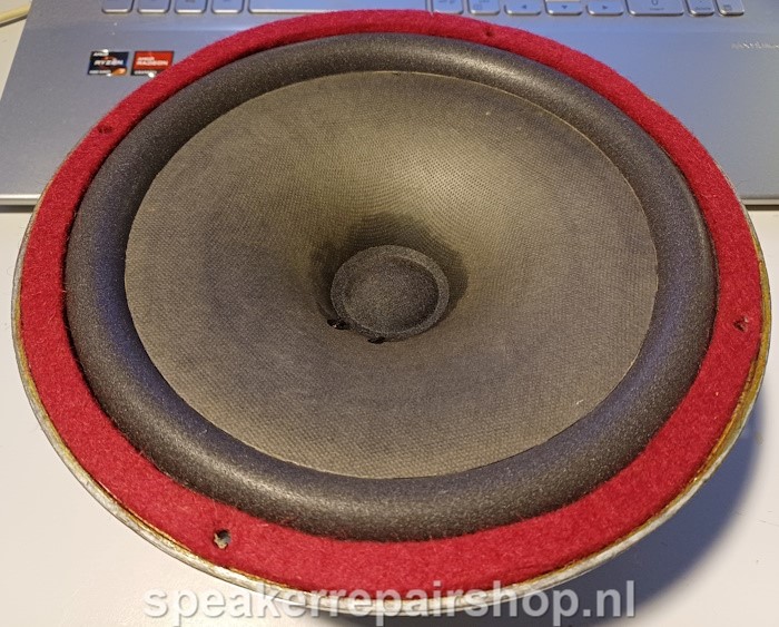 Richard Allan CF8 woofer voorzien van een nieuwe foamrand