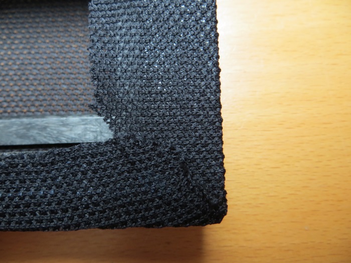 Vervangen luidsprekerdoek: het nieuwe luidsprekerdoek is (strak) op het frame gelijmd