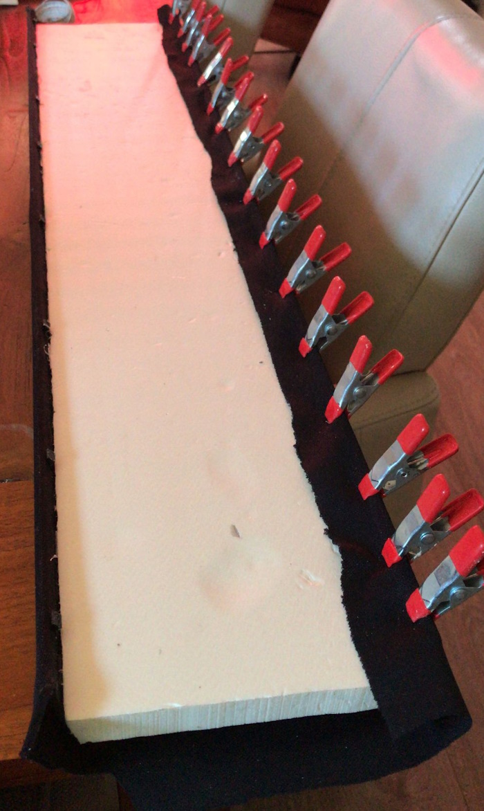Piepschuim houdt deze grote grille in vorm tijdens het vervangen van het luidsprekerdoek