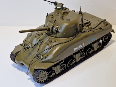 Modelbouwer voorziet Miniatuur Sherman tank met litzedraad als miniatuur staalkabel