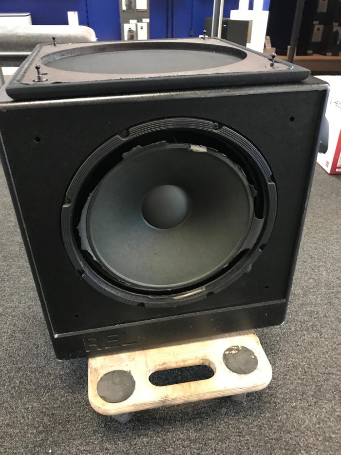 REL Q100E subwoofer met kapotte foamrand