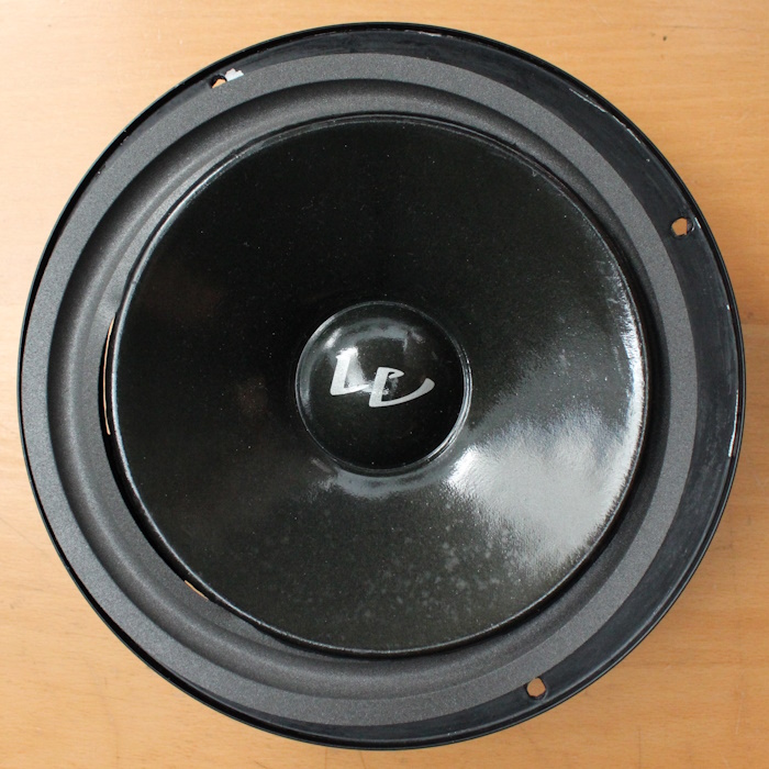 De foamrand wordt achter de conus van de woofer geplaatst