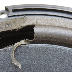 JBL A0905A: Entfernen Sie den Rand des (Dekor-)Klebers, bevor Sie die neue Schaumstoff-Sicke anbringen.