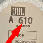 Sticker achterop JBL A 610 woofer